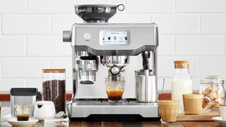 ドロップ トレイにエスプレッソ カップを備えた Breville Oracle Touch エスプレッソ マシン