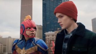ディズニープラスのミズ・マーベルの屋上にいるカマラ・カーンとブルーノ・カレリ