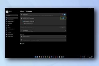 Windows 11 のクリップボード設定メニュー。Windows でクリップボード履歴を有効にする方法を示しています。