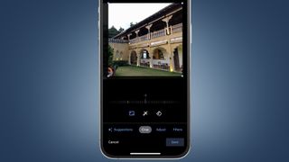 Google フォト編集ツールが表示された携帯電話の画面