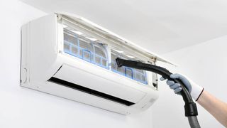 エアコンユニットの掃除機をかける