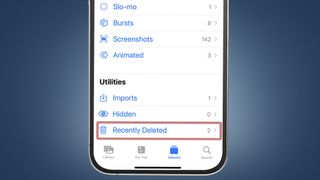 最近削除された写真フォルダーが表示された iPhone