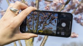 写真スタイルモードでiPhoneを持つ手