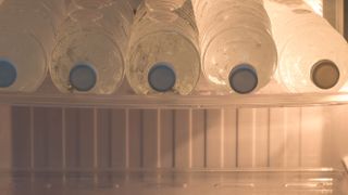 凍った水のボトル