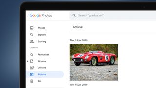 Google フォト アーカイブのサイドバーが表示されたノートパソコンの画面
