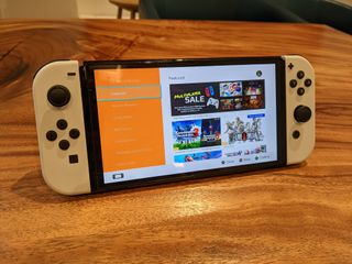 デスクのスイッチをオンにすると、ニンテンドー アカウントにログインし、eショップにアクセスして新しいメイン 本体を指定する方法を示す画面が表示されます。