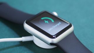 充電スタンド上の Apple Watch