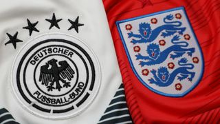 サッカーシャツにドイツ対イングランドのバッジ