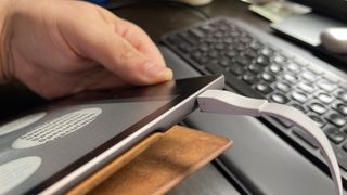 microUSB ケーブルが接続された Kindle Oasis