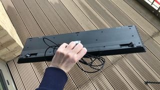 屋外でキーボードが逆さまに振られる