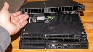 ケースを持ち上げたPS4の写真