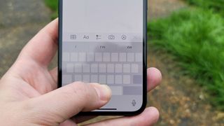 キーボード トラックパッドが表示された iPhone 13