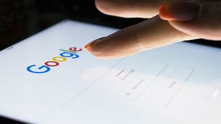 google.com の検索バーをタップし、Google 検索から連絡先の詳細を削除する方法を実演している人
