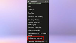 Android スマートフォンの「設定」アプリのスクリーンショット。 「Google」セクションでは、「セットアップと復元」オプションが強調表示されています。