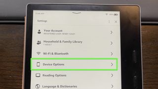 「デバイス オプション」が強調表示された Kindle Oasis。