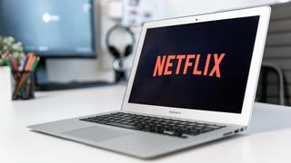 ホームオフィス設定のMacBook Air上のNetflixロゴ