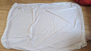 ボックスシーツを床に平らに広げます