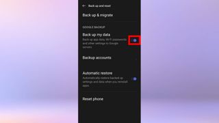 Android スマートフォンの「設定」アプリのスクリーンショット。 「データをバックアップする」オプションがオンになっています。