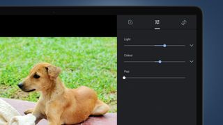 Google フォト編集ツールが表示されたノートパソコンの画面