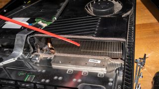 ヒートシンクに圧縮空気が吹き込まれているPS4の写真