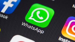 WhatsApp ダークモードの使用方法を表す画像