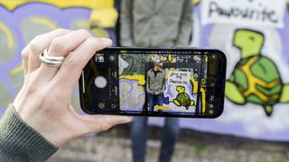 写真スタイルモードでiPhoneを持つ手