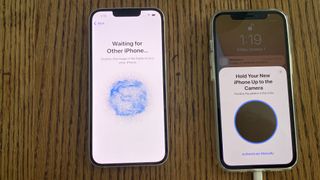 古い iPhone を手に取り、iPhone 13 でアニメーション画像をキャプチャして、クイック スタートを認証します。