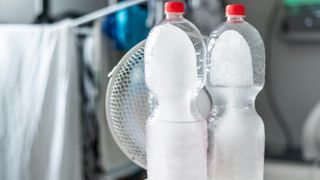 扇風機の前で凍ったボトル