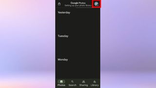 右上隅のユーザーのアイコンが強調表示されている、Android スマートフォン上の「Google フォト」アプリのスクリーンショット