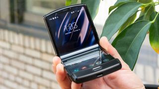 Motorola Razr は従来の SIM カードをサポートしていません