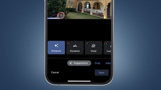 Google フォト編集ツールが表示された携帯電話の画面