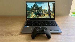 Xbox ゲームパッドを近くに置いて Skyrim を実行している Chromebook 上の Steam を表示