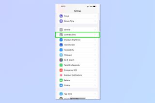 iPhone でフォント サイズを変更するために必要な手順を示すスクリーンショット