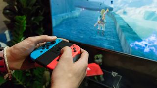 Joy-Con コントローラーを使用してテレビでブレス オブ ザ ワイルドをプレイする Nintendo Switch プレーヤー