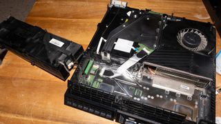 電源が取り外され、ヒートシンクが露出しているPS4の写真