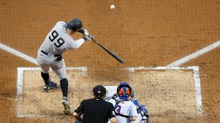 メッツ対ヤンキースのライブストリームで野球を打つアーロン裁判官