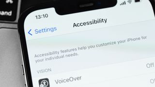 iPhone のフォント サイズを変更する方法を示す iPhone のアクセシビリティ画面