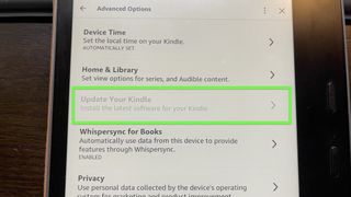 「Kindle を更新する」がグレー表示になっている Kindle Oasis。