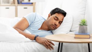 睡眠トラッカーを使用している男性