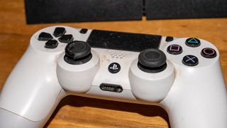 汚れた PS4 DualShock コントローラーの写真