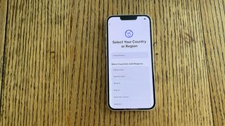 クイックスタートを使用する場合は、iPhone 13 で国を選択してください