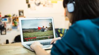 ラップトップ YouTube の使用
