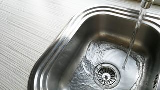シンクに水を流す