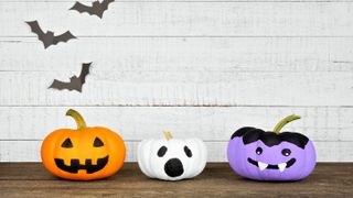 ハロウィンのカボチャにフェルトで顔をデザイン