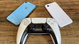iPhone と Google Pixel の隣にある DualSense コントローラー
