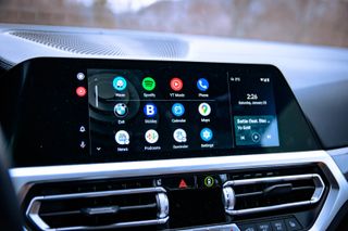 Waze、Spotify、YouTube Music などのアプリが表示された Android Auto 画面