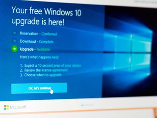 古い W​​indows 10 の無料アップグレードのスプラッシュ画面。