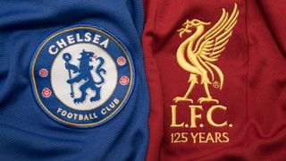 カラバオカップ決勝戦のサッカーチーム、チェルシーとリバプールのバッジ