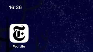 Wordle アプリが表示された iPhone のホーム画面