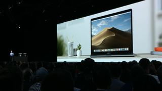 大画面に Mac の画像を表示してプレゼンする人